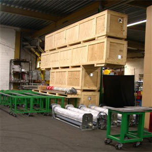 Промышленные рулонные скоростные ворота Dynaco упакованные в деревянный ящик удобно и компактно складируются.